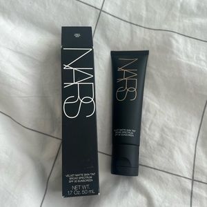 NARS VELVET MATTE SKIN TINT LIGHT 2/ALASKA 2 SPF 30